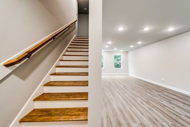 Building Photo - 1118 Oak Dr