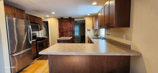 Building Photo - Charming 3 Bedroom 2 Bathroom Home