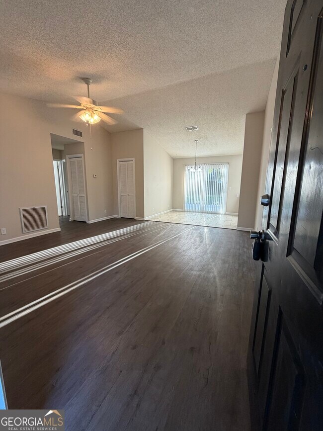 Building Photo - 107 Pineneedle Ct