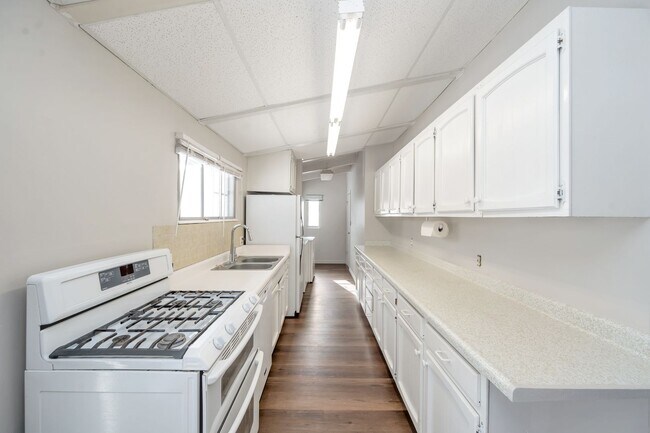 Foto del edificio - Beautiful Newly Renovated 3 Bed - 1 Bath Pet Friendly Home in Bountiful! Available NOW!