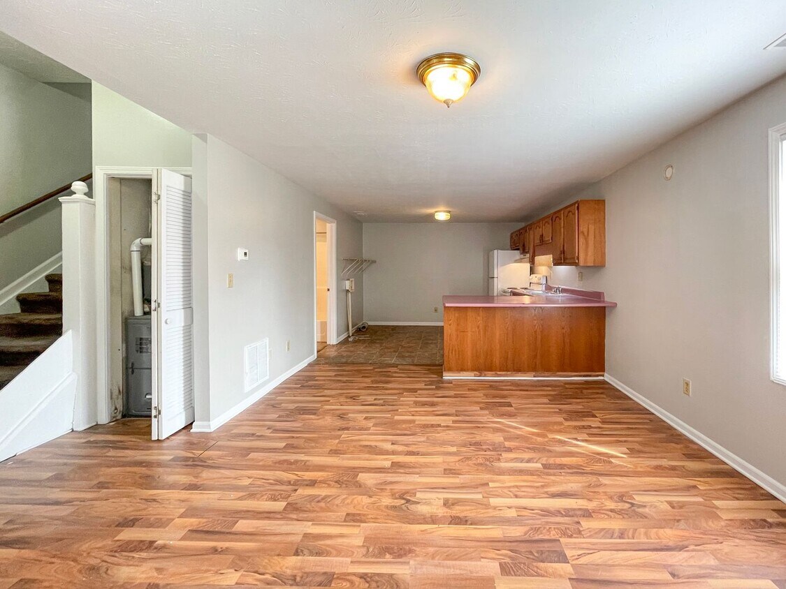 Foto principal - 114 E 8th St