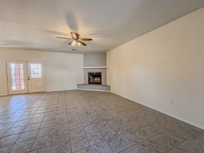 Foto del edificio - *MOVE IN SPECIAL* $350 OFF FIRST MONTH RENT! Spacious 4 Bedroom Home with Fireplace