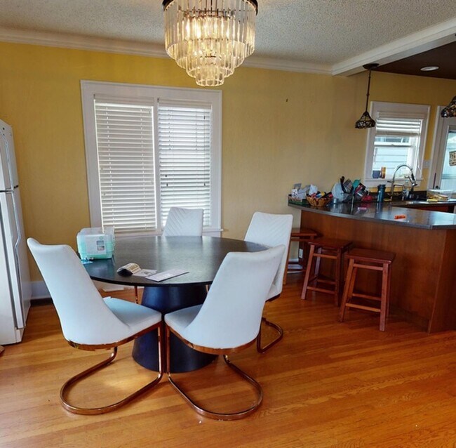 Building Photo - Room in 5 Bedroom Home at 922 N 45th St