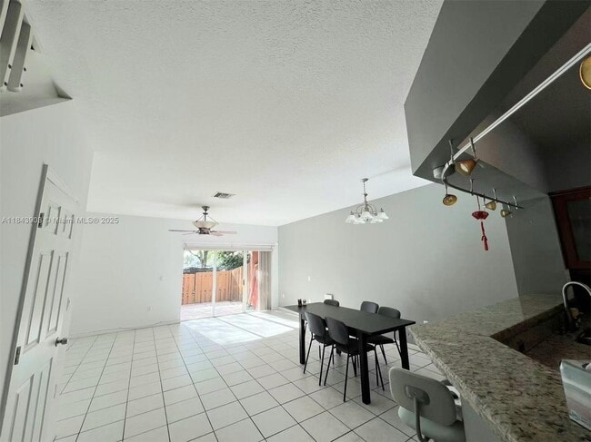 Building Photo - 913 NW 100th Ave