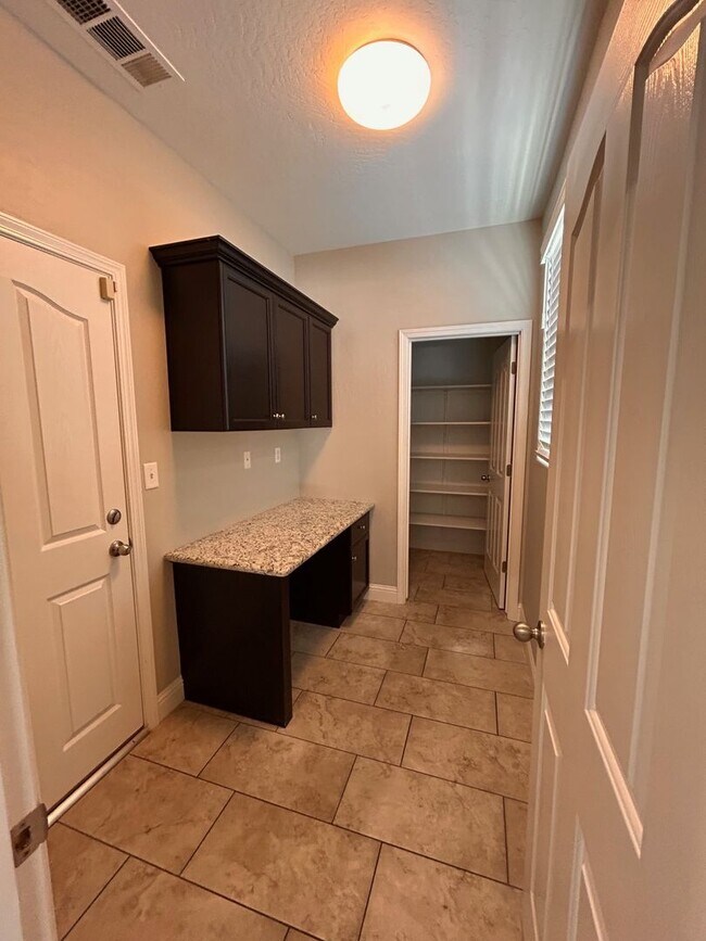 Foto del edificio - Gorgeous home for rent in Visalia