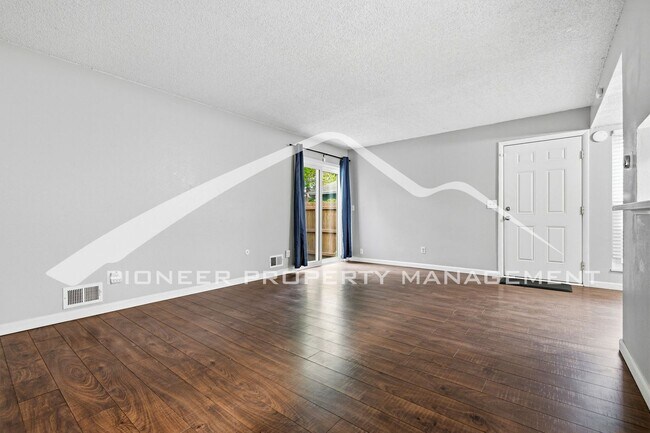 Foto del edificio - Charming Townhouse with Central AC and Washer/Dryer