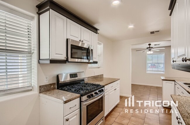 Building Photo - 619 S Sirrine