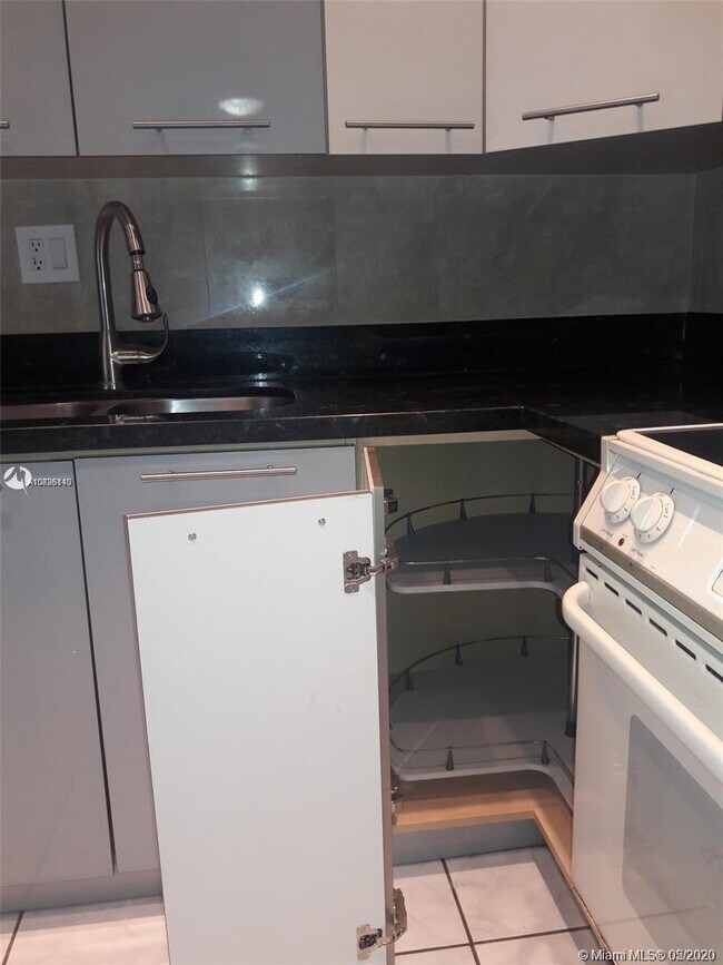 Building Photo - 5950 Del Lago Cir