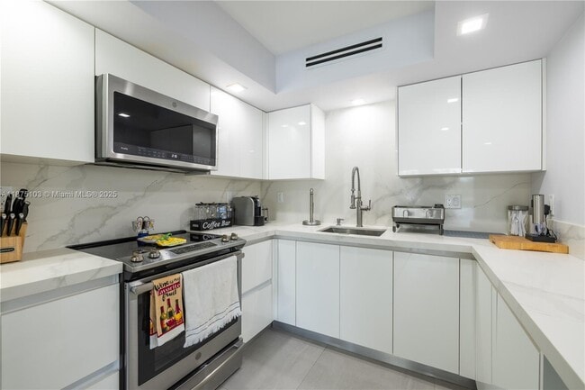 Foto del edificio - 5415 Collins Ave