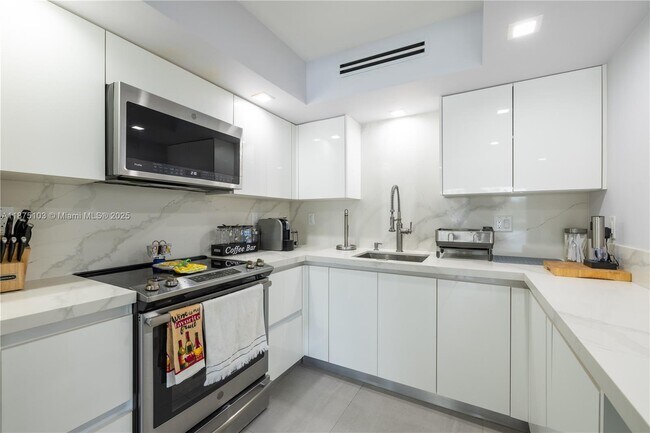 Building Photo - 5415 Collins Ave