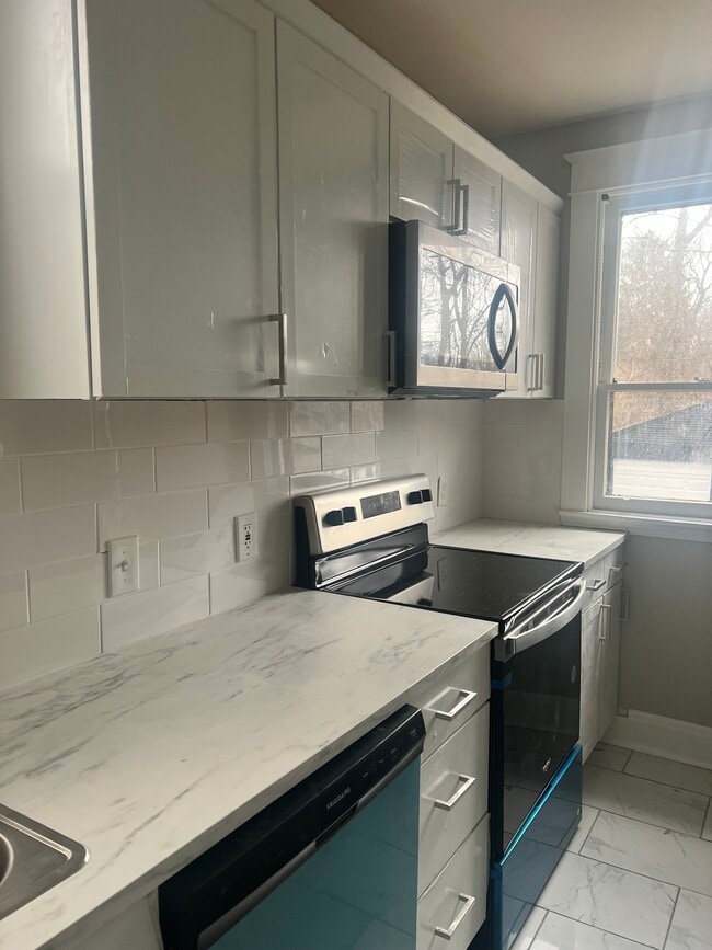 Building Photo - 3825 Zinsle Ave