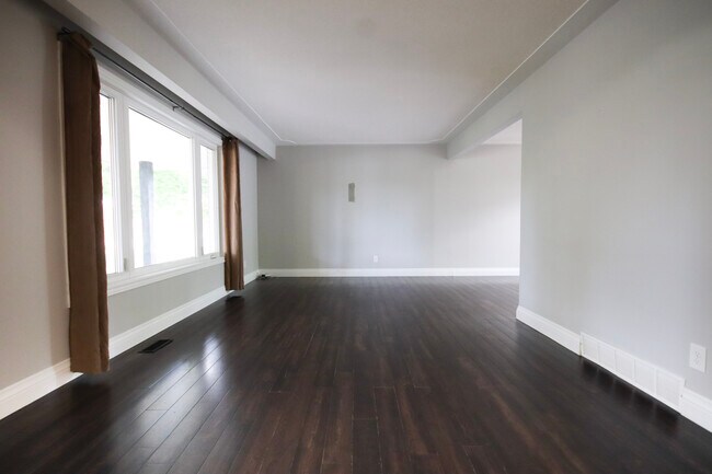 Photo du bâtiment - 4 Bedroom House With HUGE Yard