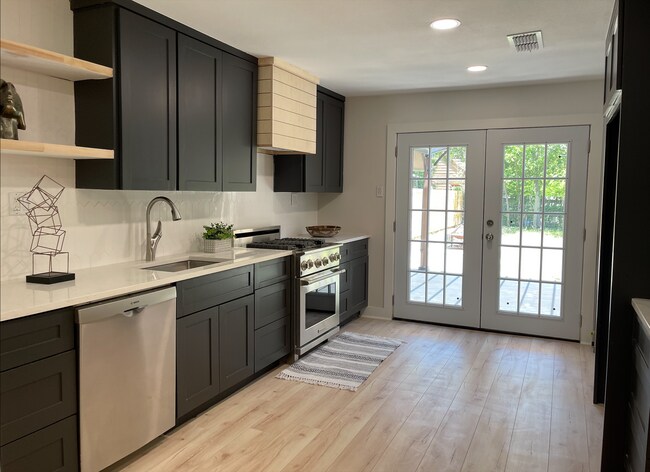 Foto del edificio - 1706 Lakeland Dr