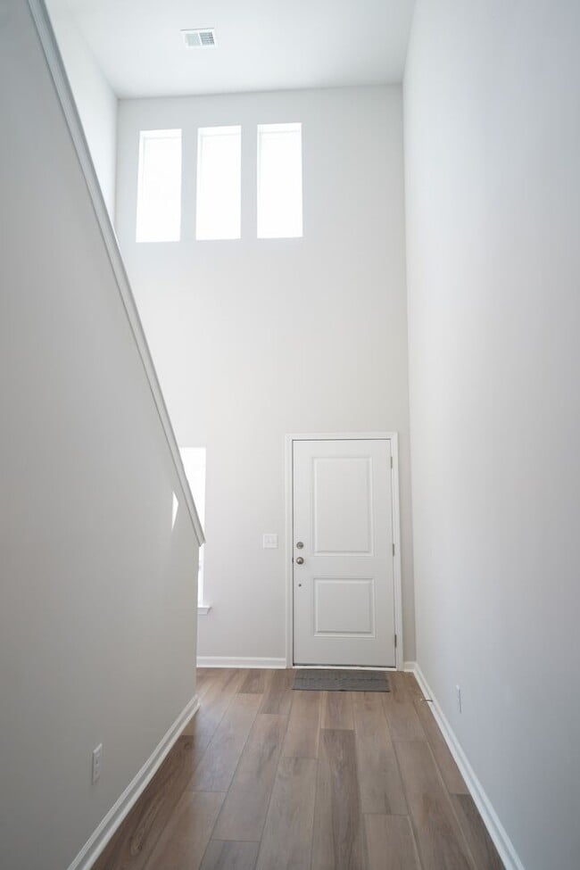 Foto del edificio - Available Now!