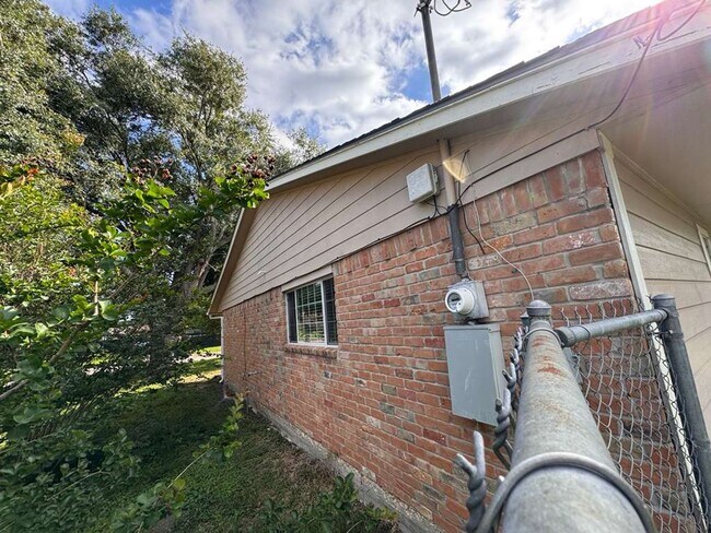 Foto del edificio - BEAUTIFUL HOME IN ANGLETON. MOVE IN READY!.