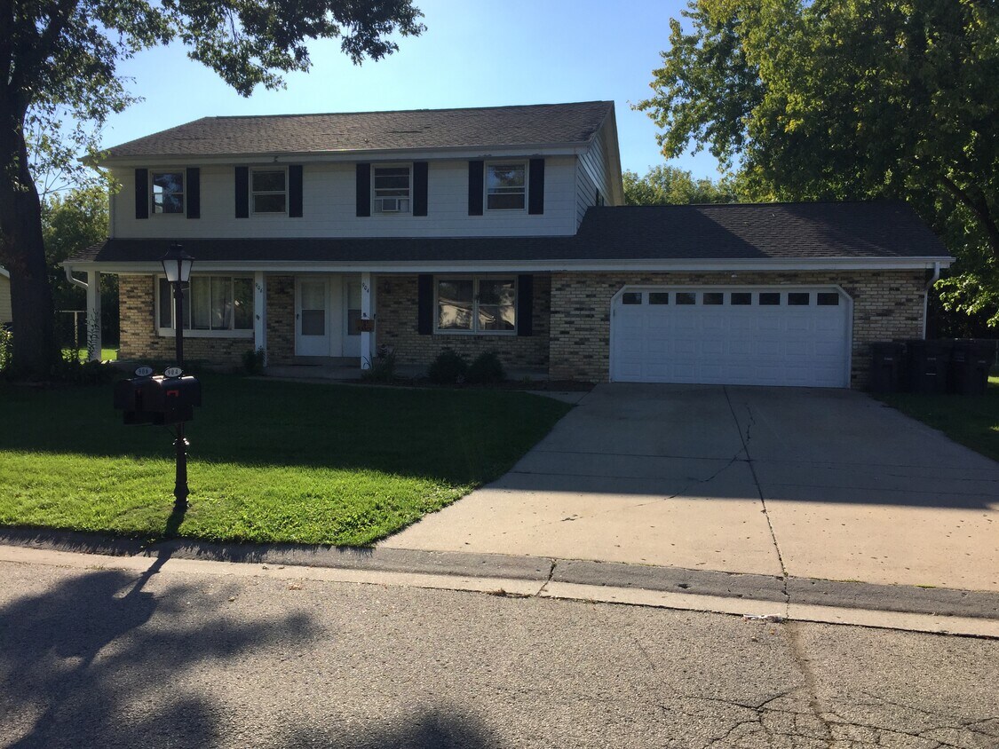 906 Hancock Ct, Oconomowoc, WI 53066 Townhome Rentals in Oconomowoc