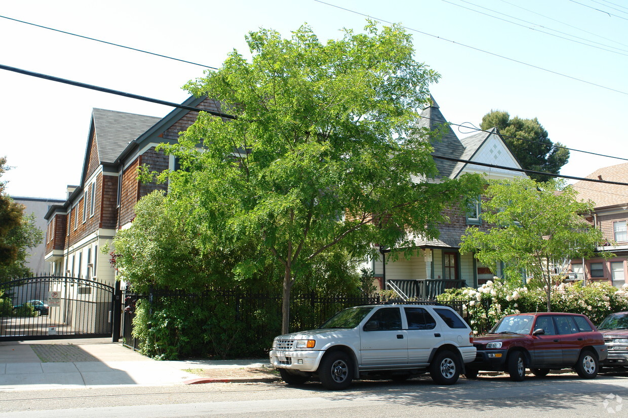 Foto del edificio - Dwight Way Apartments