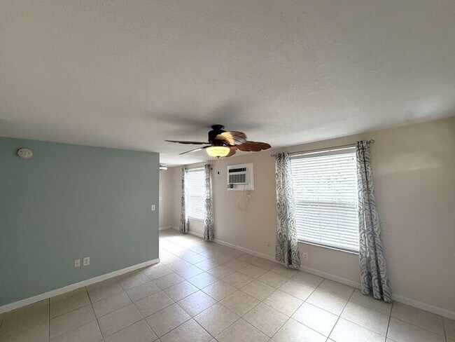 Building Photo - Location!  Charming 2/1 near Downtown Dunedin