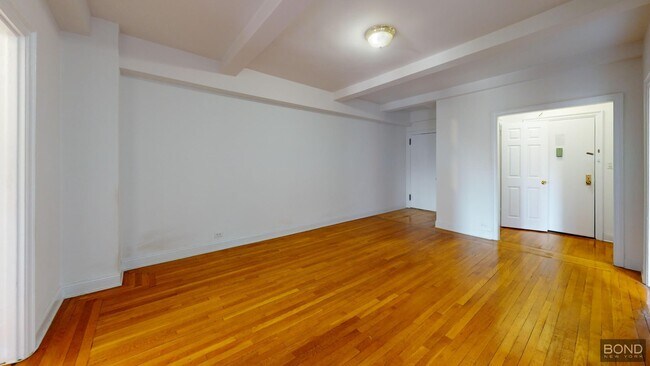 Foto del edificio - 301 E 38th St