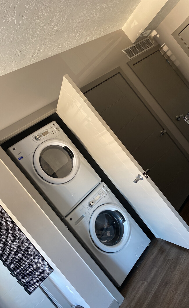Laundry unit - 1105 S La Pointe St