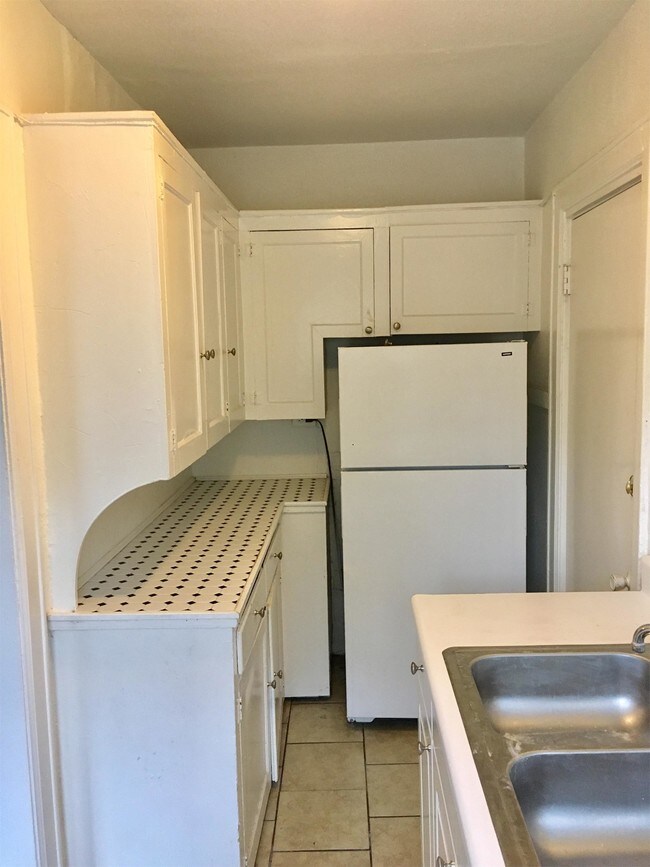 Building Photo - 1116 W 45th St
