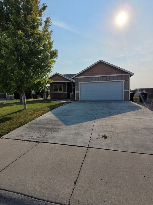 Foto del edificio - House with Double Car Garage