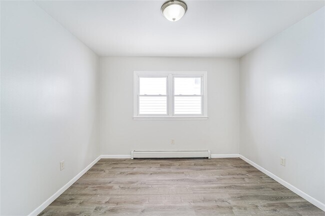 Building Photo - 180 McAdoo Ave