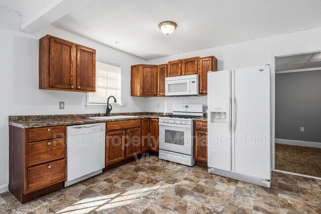 Building Photo - 833 Candy Ln NE