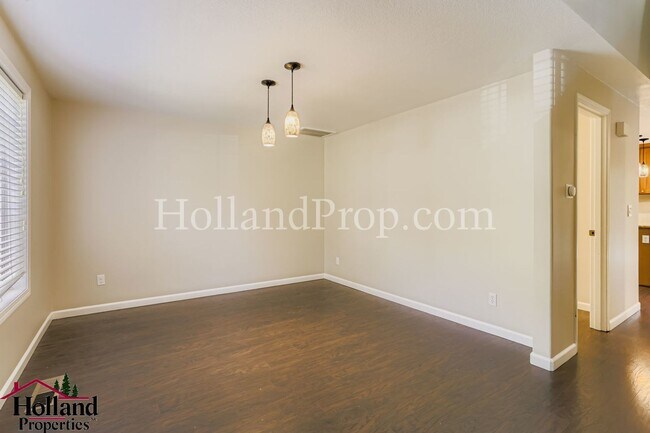 Foto del edificio - Gorgeous 4-Bedroom Home with Modern Upgrad...