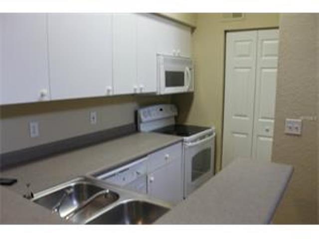 Foto del edificio - One bedroom condo in Park Central with pon...