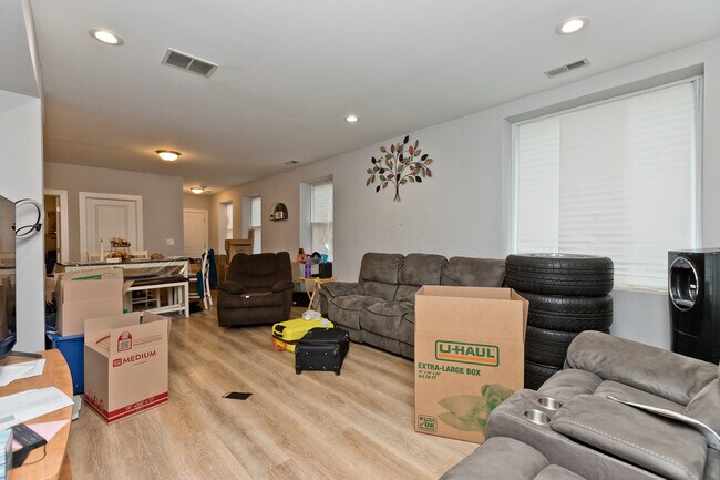 Foto del edificio - 3701 W Diversey Ave