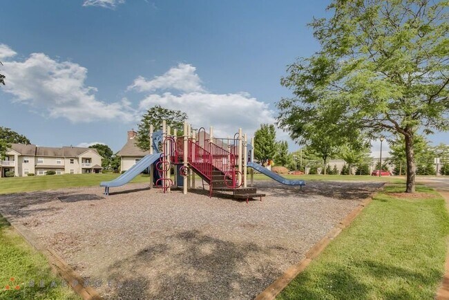 Foto del edificio - 2921 Woods Circle Dr.