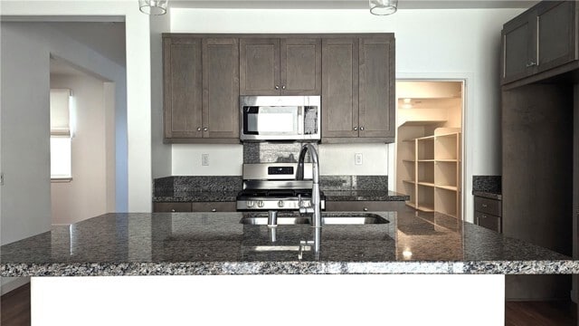 Foto del edificio - 7449 Channel View St