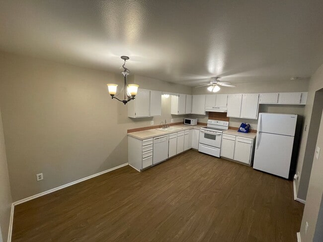 Building Photo - 2 Bed, 1 Bath Home with Brand New LVP Floo...