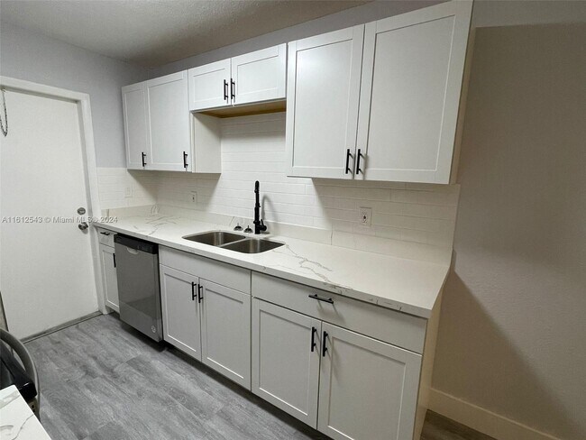 Foto del edificio - 2560 Riverland Dr