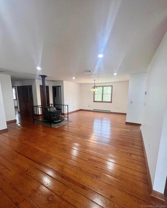 Foto del edificio - 77 Laurel Rd
