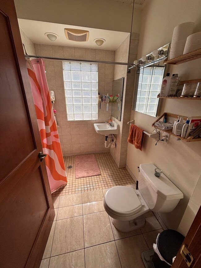 Building Photo - Spacious 3 Bedroom 2 Bath Unit in Northeas...