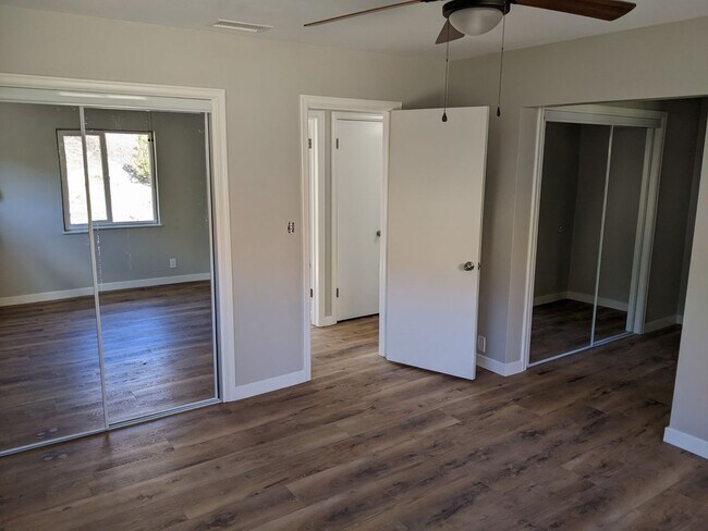 Foto del edificio - 3 bed, 2 bath single story home - JUST REM...