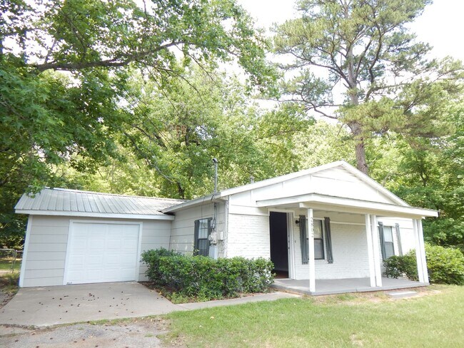 Building Photo - Beautifully Updated 2 Bedroom, 1 Bath Home