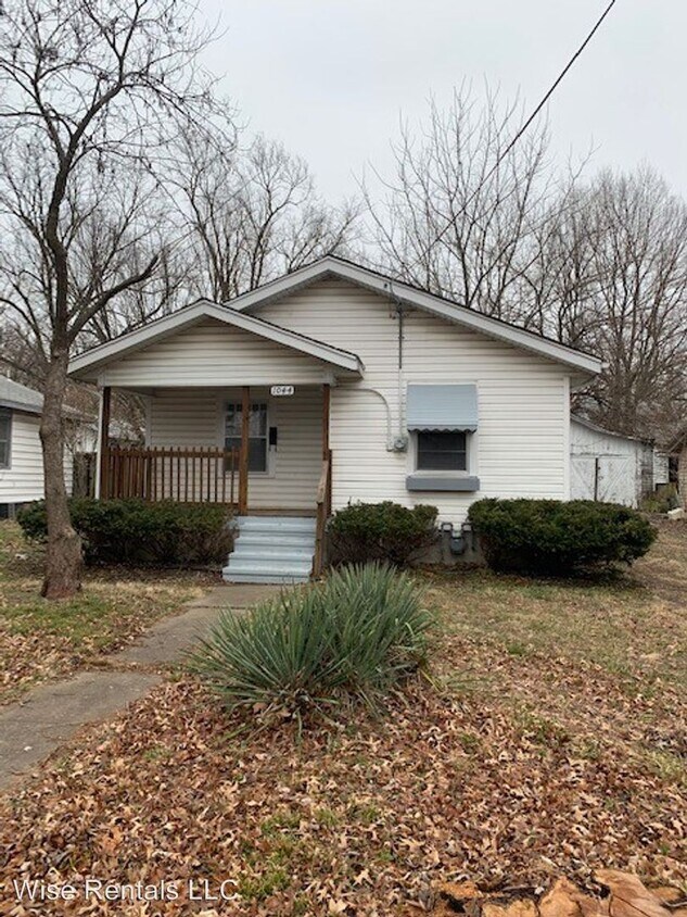 Primary Photo - 1044 S Stewart Ave