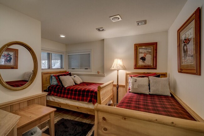 Building Photo - 2420 Ski Trail Ln
