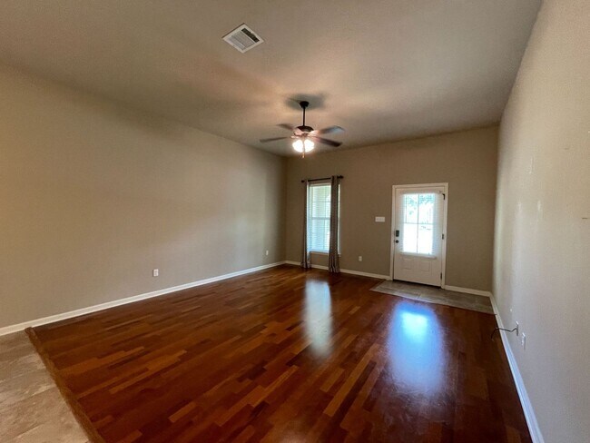 Foto del edificio - 3 Bedroom House located off Burbank in Mag...