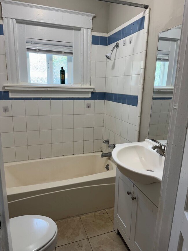 Foto del edificio - Beautiful two story North side home Availa...