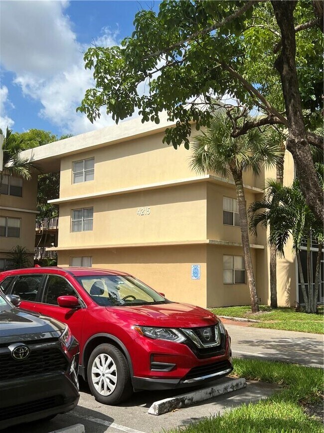 Foto del edificio - 4215 N University Dr