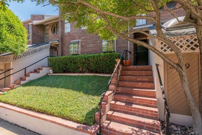 Building Photo - Fantastic 2 Bed, 2.5 Bath Townhouse / Brow...