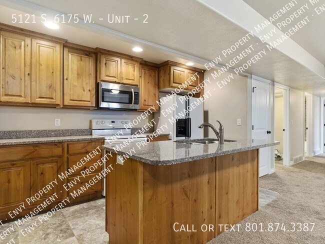 Building Photo - Gigantic 2 Bed - 1 Bath - Pet Friendly - B...