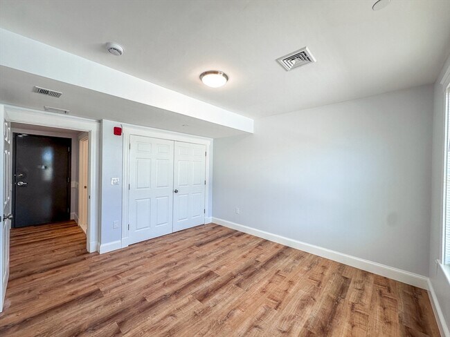 Foto del edificio - 734 Dudley St