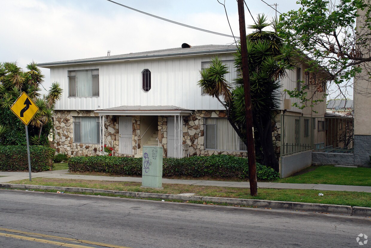 Building Photo - 211 E Hyde Park Blvd