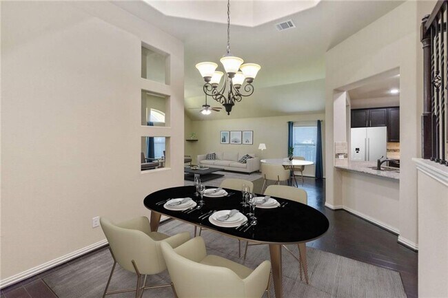 Foto del edificio - One-and-a-half story, 4 bedroom home - Available early June!