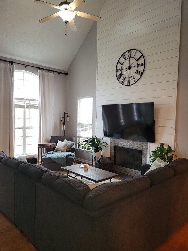 Building Photo - Fully Furnished 3 bedroom, 2.5 bath home i...